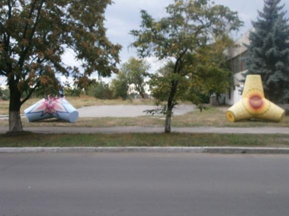 Весной такие конструкции установили на блокпостах вокруг города.